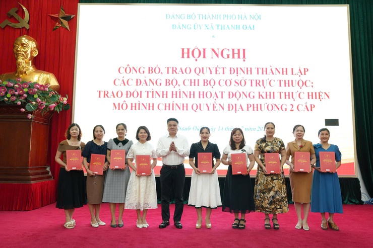Đảng ủy xã Thanh Oai công bố Quyết định thành lập 36 Đảng bộ, chi bộ cơ sở trực thuộc- Ảnh 4.