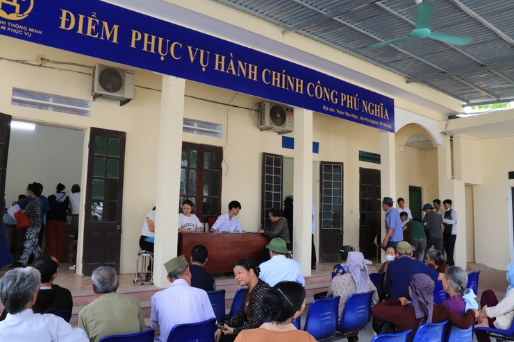 Điểm phục vụ hành chính công xã Phú Nghĩa tiếp nhận 167 hồ sơ hành chính- Ảnh 1.