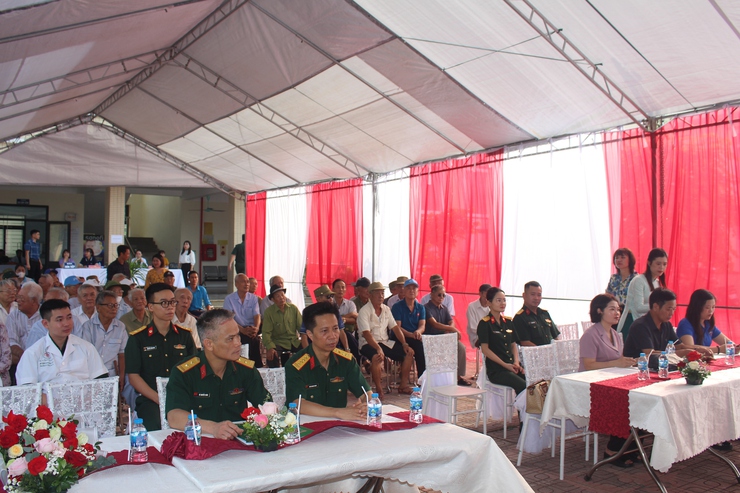 Khám bệnh, cấp thuốc, tặng quà cho đối tượng chính sách, người có công tại xã Phú Xuyên- Ảnh 2.