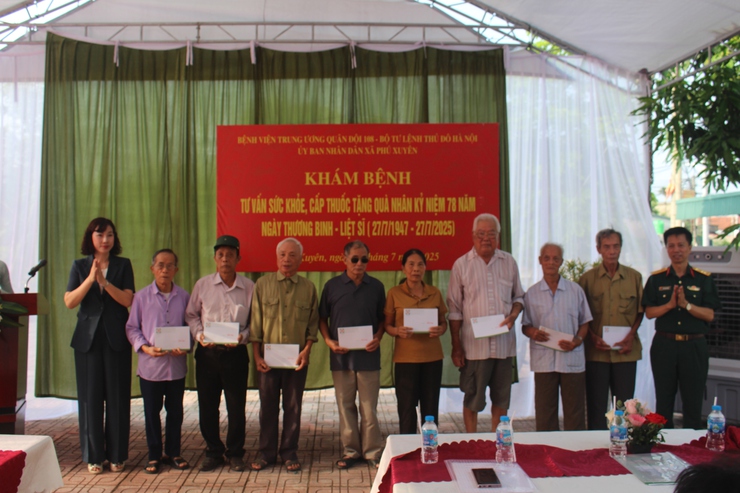 Khám bệnh, cấp thuốc, tặng quà cho đối tượng chính sách, người có công tại xã Phú Xuyên- Ảnh 8.