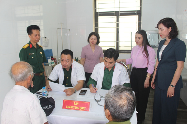 Khám bệnh, cấp thuốc, tặng quà cho đối tượng chính sách, người có công tại xã Phú Xuyên- Ảnh 4.