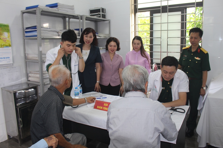 Khám bệnh, cấp thuốc, tặng quà cho đối tượng chính sách, người có công tại xã Phú Xuyên- Ảnh 5.
