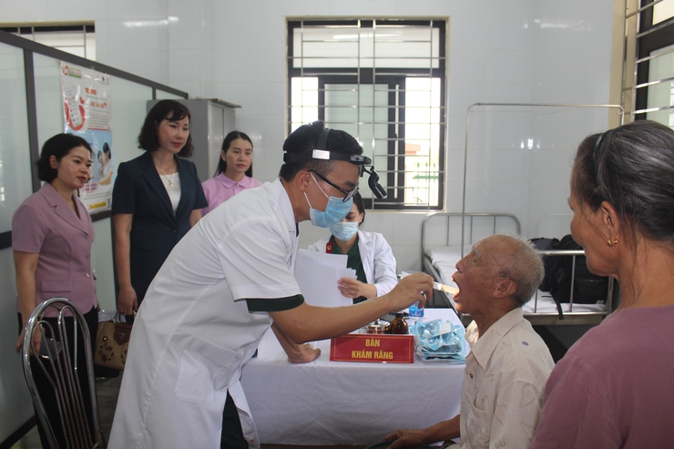 Khám bệnh, cấp thuốc, tặng quà cho đối tượng chính sách, người có công tại xã Phú Xuyên- Ảnh 6.