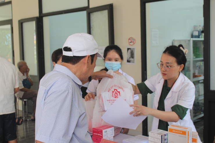 Khám bệnh, cấp thuốc, tặng quà cho đối tượng chính sách, người có công tại xã Phú Xuyên- Ảnh 7.