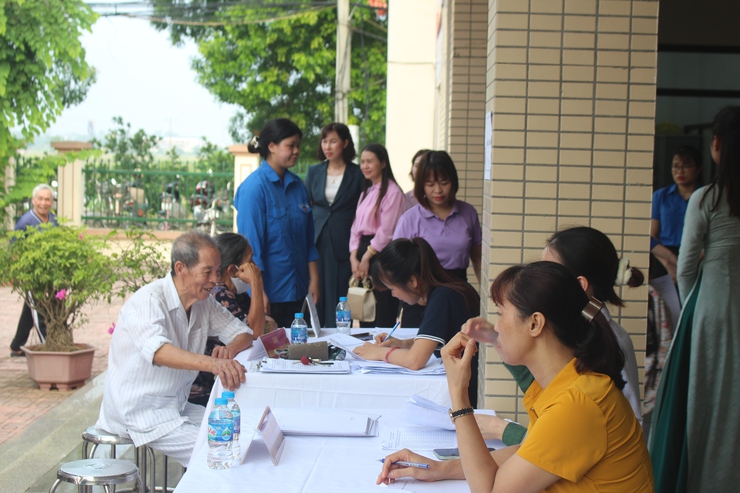 Khám bệnh, cấp thuốc, tặng quà cho đối tượng chính sách, người có công tại xã Phú Xuyên- Ảnh 3.