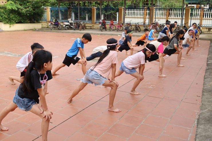 Bế giảng lớp bơi hè miễn phí năm 2025 cho 200 em học sinh có hoàn cảnh khó khăn trên địa bàn xã- Ảnh 2.