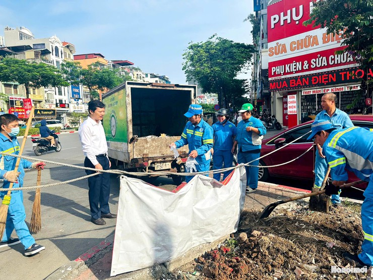 PHƯỜNG VĂN MIẾU- QUỐC TỬ GIÁM RA QUÂN CAO ĐIỂM TUYÊN TRUYỀN TRẬT TỰ VĂN MINH ĐÔ THỊ - Ảnh 1.