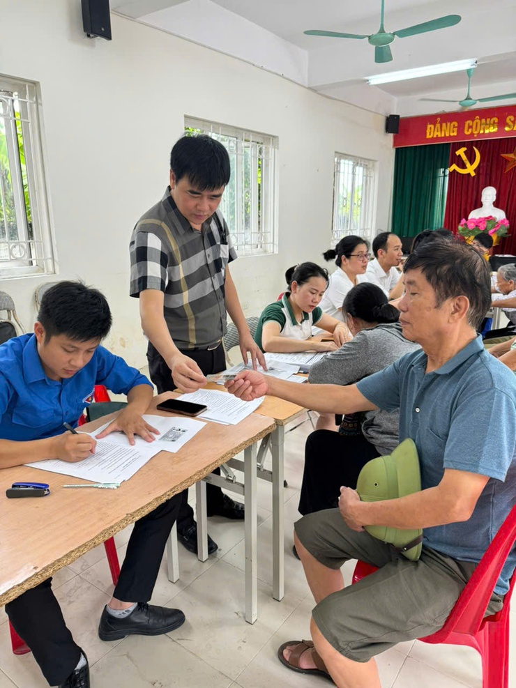 Phường Long Biên triển khai hướng dẫn kê khai hồ sơ trợ cấp hưu trí xã hội theo Nghị định 176/2025/NĐ-CP tại các nhà văn hóa tổ dân phố- Ảnh 1.