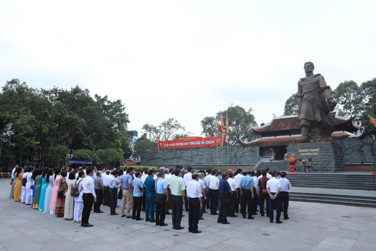 Cán bộ, đảng viên dâng hương tại Tượng đài Quang Trung - Nguyễn Huệ- Ảnh 1.