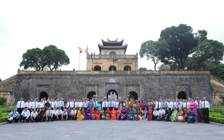 Cán bộ, đảng viên dâng hương tại Tượng đài Quang Trung - Nguyễn Huệ- Ảnh 4.