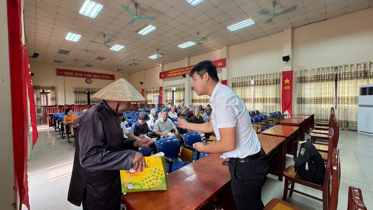 Xã Tam Hưng tiếp nhận hồ sơ trợ cấp hưu trí xã hội theo Nghị định số 176/2025/NĐ-CP.- Ảnh 1.