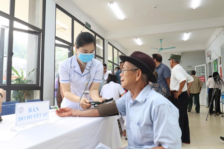 Xã Tiến Thắng tổ chức khám sức khỏe, cấp thuốc và tặng quà cho đối tượng chính sách nhân kỷ niệm 78 năm Ngày Thương binh - Liệt sĩ- Ảnh 2.
