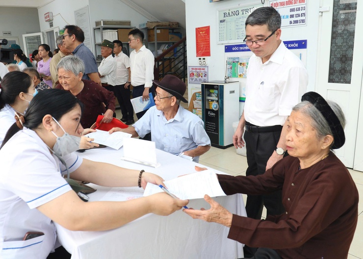 Xã Tiến Thắng tổ chức khám sức khỏe, cấp thuốc và tặng quà cho đối tượng chính sách nhân kỷ niệm 78 năm Ngày Thương binh - Liệt sĩ- Ảnh 4.
