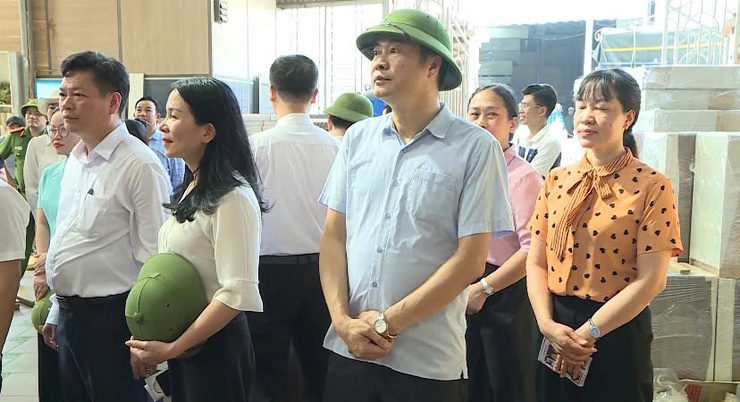 Ban Chấp hành Đảng bộ xã Phúc Thọ thăm, khảo sát một số di tích, mô hình phát triển kinh tế, làng nghề trên địa bàn- Ảnh 1.