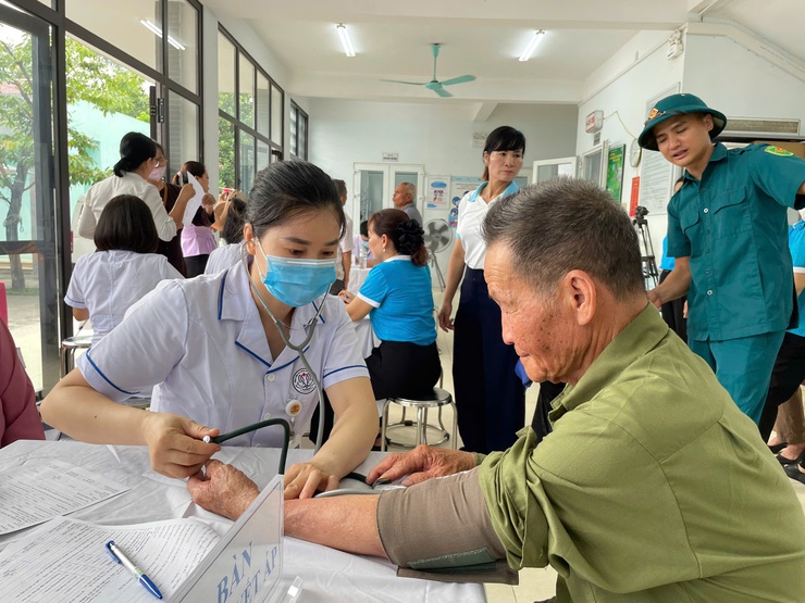 Xã Tiến Thắng tổ chức khám sức khỏe, cấp thuốc và tặng quà cho đối tượng chính sách nhân kỷ niệm 78 năm Ngày Thương binh - Liệt sĩ- Ảnh 7.