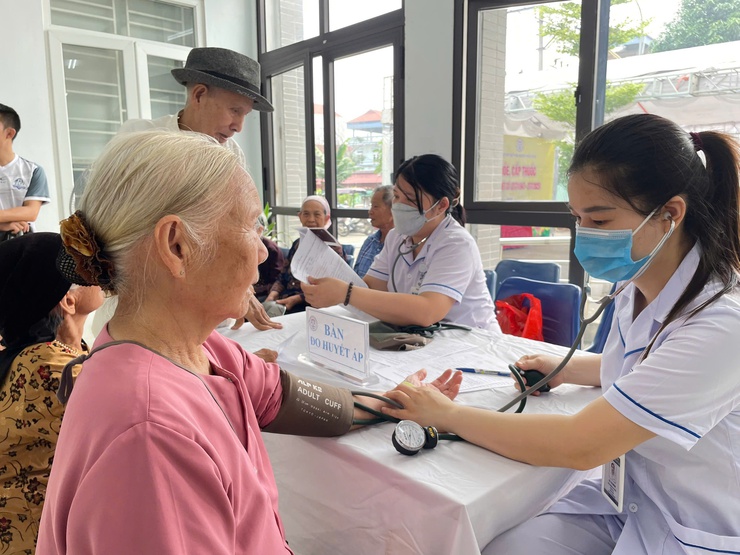 Xã Tiến Thắng tổ chức khám sức khỏe, cấp thuốc và tặng quà cho đối tượng chính sách nhân kỷ niệm 78 năm Ngày Thương binh - Liệt sĩ- Ảnh 10.