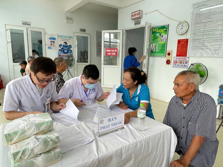 Xã Tiến Thắng tổ chức khám sức khỏe, cấp thuốc và tặng quà cho đối tượng chính sách nhân kỷ niệm 78 năm Ngày Thương binh - Liệt sĩ- Ảnh 8.