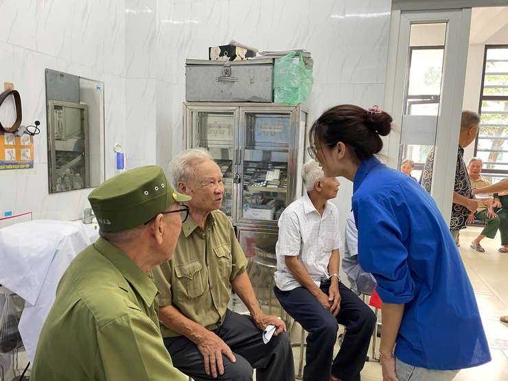 Xã Tiến Thắng tổ chức khám sức khỏe, cấp thuốc và tặng quà cho đối tượng chính sách nhân kỷ niệm 78 năm Ngày Thương binh - Liệt sĩ- Ảnh 6.