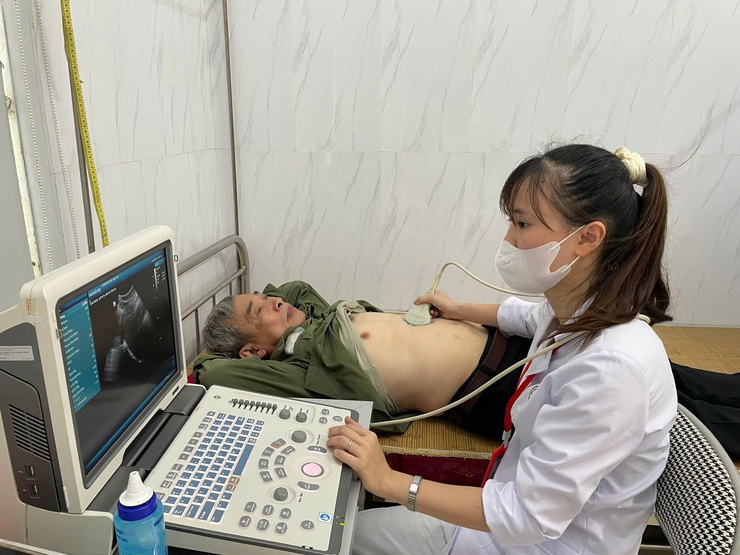 Xã Tiến Thắng tổ chức khám sức khỏe, cấp thuốc và tặng quà cho đối tượng chính sách nhân kỷ niệm 78 năm Ngày Thương binh - Liệt sĩ- Ảnh 11.
