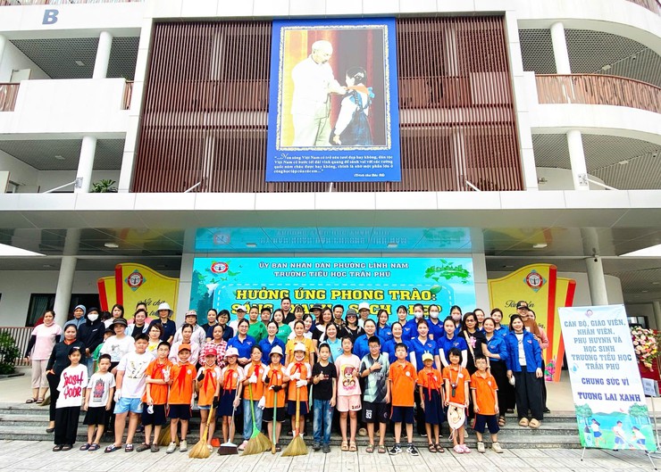 Trường tiểu học Trần Phú đồng loạt ra quân hưởng ứng phong trào "sáng - xanh - sạch - đẹp"- Ảnh 1.