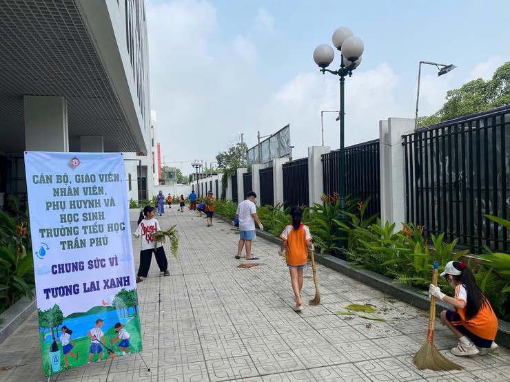 Trường tiểu học Trần Phú đồng loạt ra quân hưởng ứng phong trào "sáng - xanh - sạch - đẹp"- Ảnh 4.