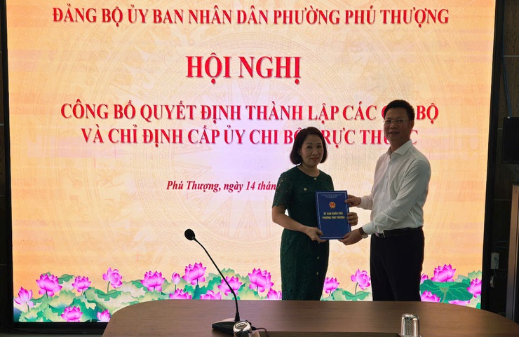 ĐẢNG BỘ CƠ QUAN UBND PHƯỜNG PHÚ THƯỢNG CÔNG BỐ QUYẾT ĐỊNH THÀNH LẬP CÁC CHI BỘ TRỰC THUỘC- Ảnh 7.