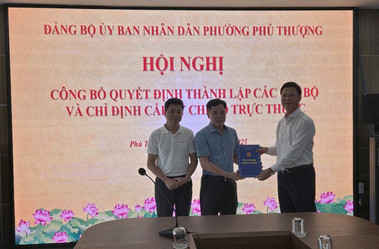 ĐẢNG BỘ CƠ QUAN UBND PHƯỜNG PHÚ THƯỢNG CÔNG BỐ QUYẾT ĐỊNH THÀNH LẬP CÁC CHI BỘ TRỰC THUỘC- Ảnh 5.