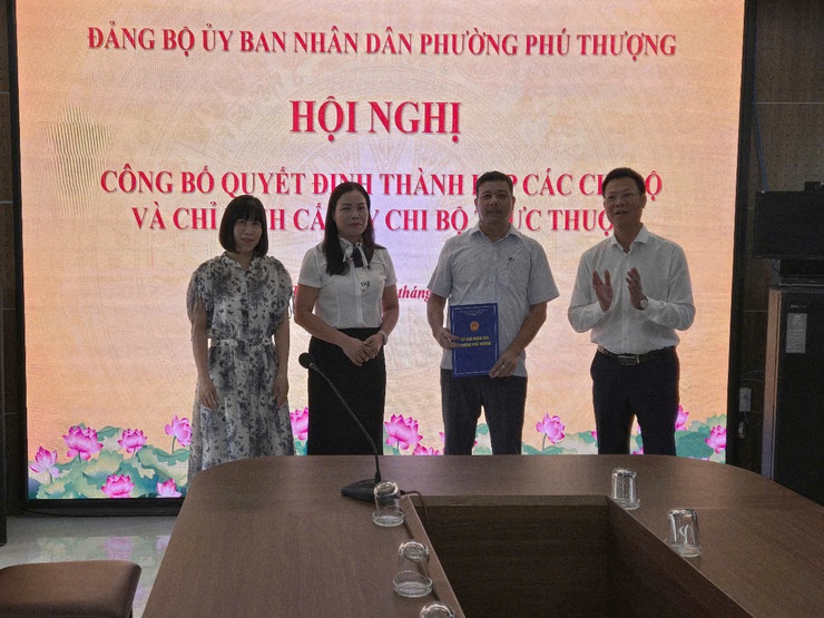 ĐẢNG BỘ CƠ QUAN UBND PHƯỜNG PHÚ THƯỢNG CÔNG BỐ QUYẾT ĐỊNH THÀNH LẬP CÁC CHI BỘ TRỰC THUỘC- Ảnh 4.