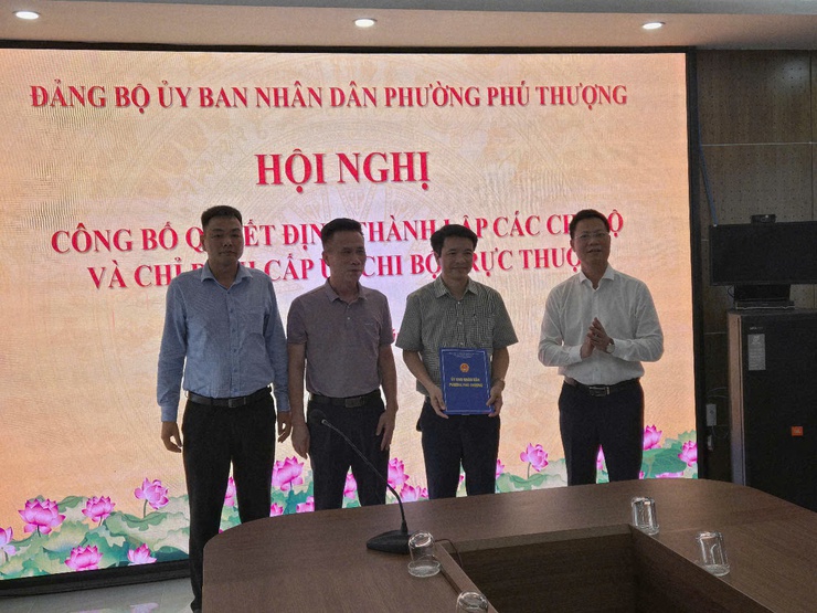 ĐẢNG BỘ CƠ QUAN UBND PHƯỜNG PHÚ THƯỢNG CÔNG BỐ QUYẾT ĐỊNH THÀNH LẬP CÁC CHI BỘ TRỰC THUỘC- Ảnh 3.