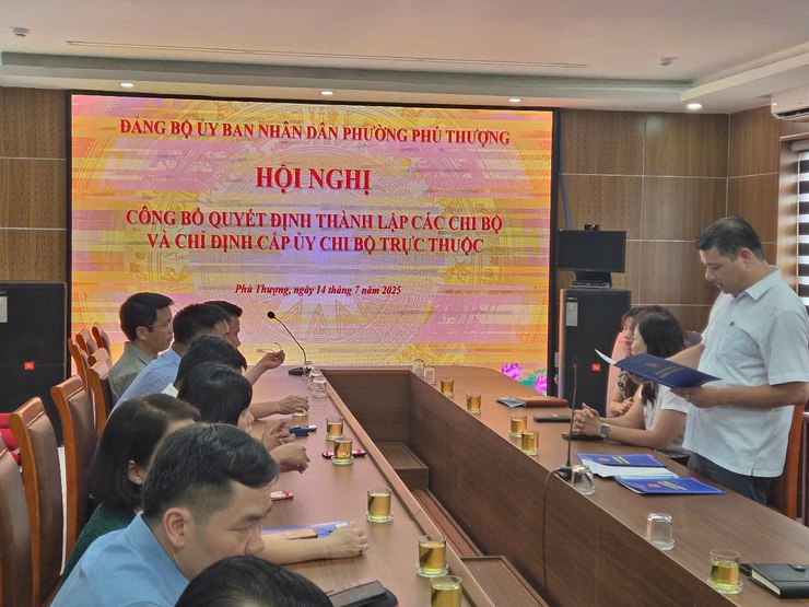 ĐẢNG BỘ CƠ QUAN UBND PHƯỜNG PHÚ THƯỢNG CÔNG BỐ QUYẾT ĐỊNH THÀNH LẬP CÁC CHI BỘ TRỰC THUỘC- Ảnh 8.