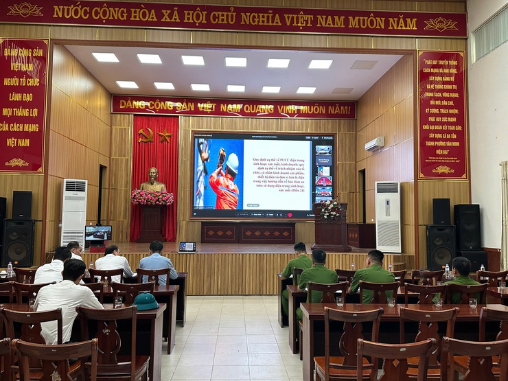 Tập huấn chuyên sâu về phòng cháy chữa cháy, đáp ứng yêu cầu nhiệm vụ khi vận hành chính quyền 2 cấp- Ảnh 1.