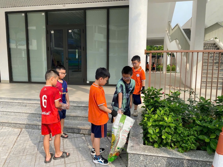 Trường tiểu học Trần Phú đồng loạt ra quân hưởng ứng phong trào "sáng - xanh - sạch - đẹp"- Ảnh 3.
