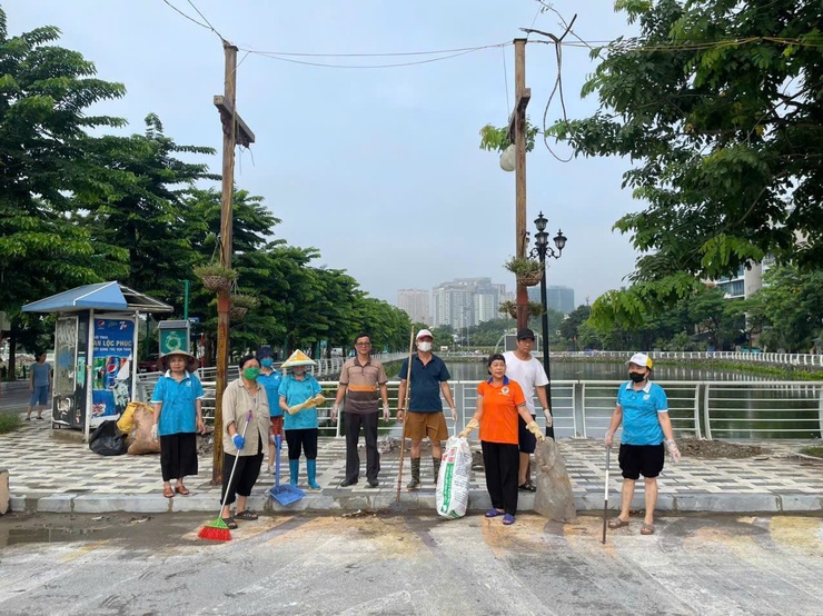 Tổ dân phố 4 địa bàn Nhật Tân, phường Tây Hồ tích cực tham gia tổng vệ sinh, dọn rác thải, giữ gìn môi trường xanh - sạch - đẹp.- Ảnh 1.