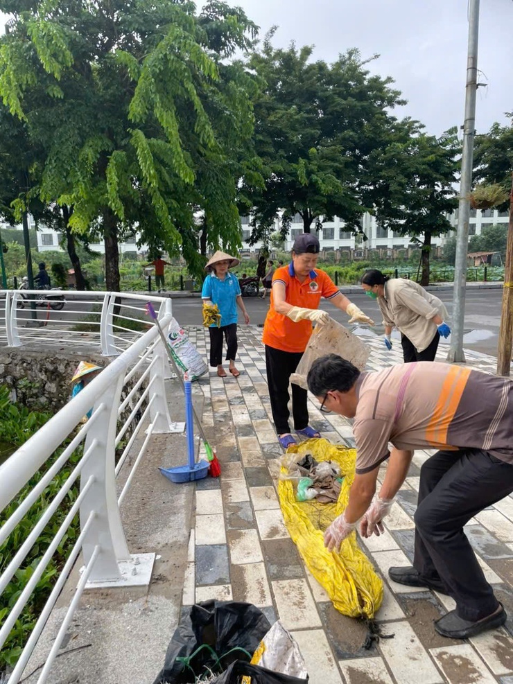 Tổ dân phố 4 địa bàn Nhật Tân, phường Tây Hồ tích cực tham gia tổng vệ sinh, dọn rác thải, giữ gìn môi trường xanh - sạch - đẹp.- Ảnh 4.