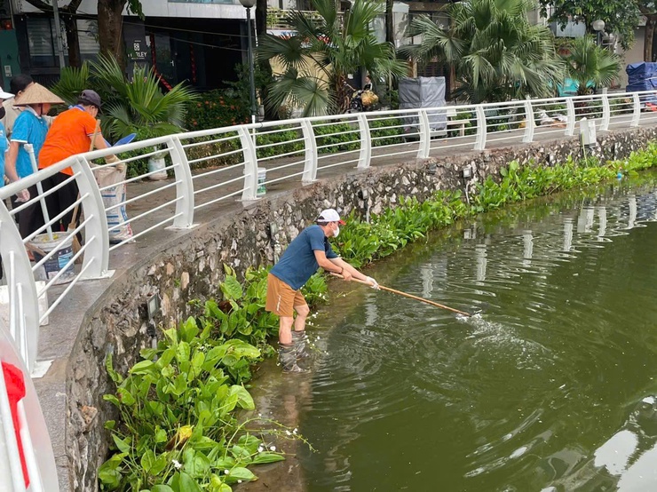 Tổ dân phố 4 địa bàn Nhật Tân, phường Tây Hồ tích cực tham gia tổng vệ sinh, dọn rác thải, giữ gìn môi trường xanh - sạch - đẹp.- Ảnh 3.