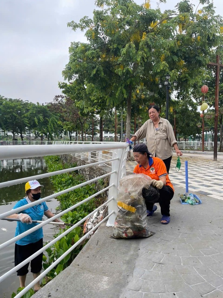 Tổ dân phố 4 địa bàn Nhật Tân, phường Tây Hồ tích cực tham gia tổng vệ sinh, dọn rác thải, giữ gìn môi trường xanh - sạch - đẹp.- Ảnh 2.