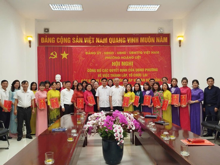 HỘI NGHỊ CÔNG BỐ CÁC QUYẾT ĐỊNH CỦA UBND PHƯỜNG HOÀNG LIỆT VỀ VIỆC THÀNH LẬP, TỔ CHỨC LẠI CÁC ĐƠN VỊ SỰ NGHIỆP CÔNG LẬP VÀ CÁN BỘ QUẢN LÝ- Ảnh 1.