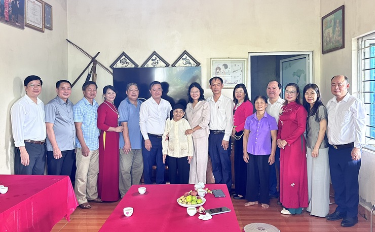 Lãnh đạo MTTQ Thành phố Hà Nội và xã Suối Hai thăm, tặng quà Mẹ Việt Nam anh hùng Đinh Thị Lê- Ảnh 1.