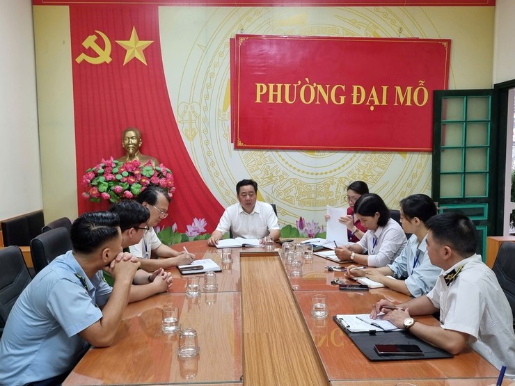 Tăng cường kiểm tra, xử lý các vi phạm trong kinh doanh thực phẩm 
tươi sống bên ngoài Chợ Phùng Khoang
- Ảnh 3.