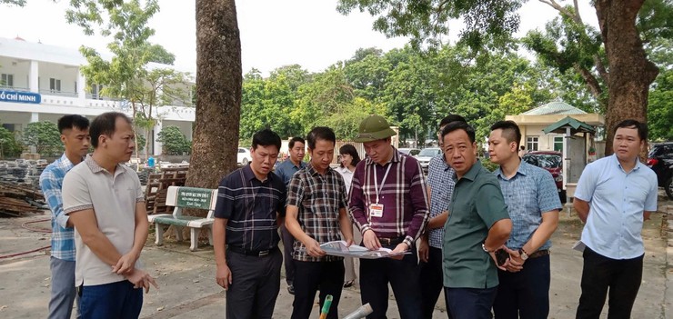 Các đồng chí Lãnh đạo phường Phúc Lợi kiểm tra hiện trường- Ảnh 1.