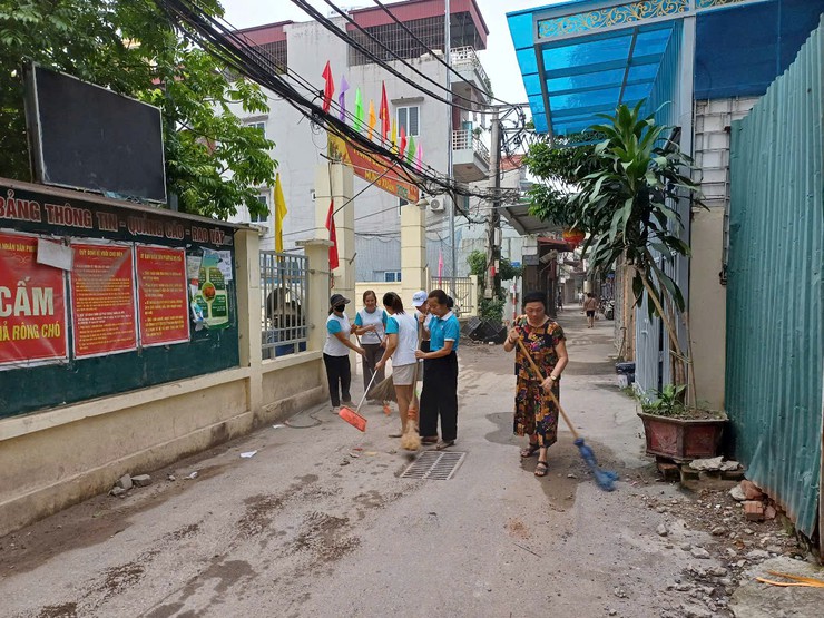 Phụ nữ Đại Mỗ tích cực ra quân tổng vệ sinh môi trường chào mừng Phường mới thành lập- Ảnh 1.