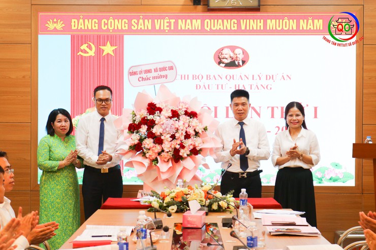 Đại hội Chi bộ Ban quản lý Dự án đầu tư - Hạ tầng xã Quốc Oai lần thứ nhất, nhiệm kỳ 2025 - 2030- Ảnh 2.