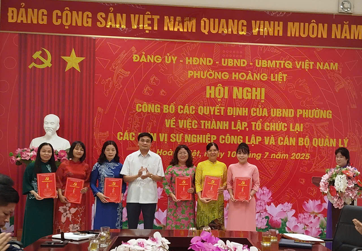 HỘI NGHỊ CÔNG BỐ CÁC QUYẾT ĐỊNH CỦA UBND PHƯỜNG HOÀNG LIỆT VỀ VIỆC THÀNH LẬP, TỔ CHỨC LẠI CÁC ĐƠN VỊ SỰ NGHIỆP CÔNG LẬP VÀ CÁN BỘ QUẢN LÝ- Ảnh 2.