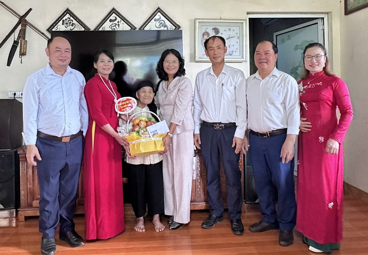 Lãnh đạo MTTQ Thành phố Hà Nội và xã Suối Hai thăm, tặng quà Mẹ Việt Nam anh hùng Đinh Thị Lê- Ảnh 4.