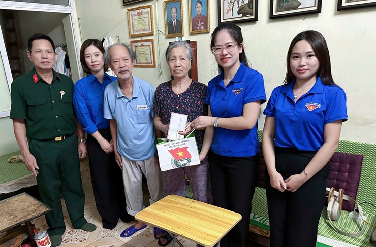 KỶ NIỆM 75 NĂM NGÀY TRUYỀN THỐNG LỰC LƯỢNG TNXP VIỆT NAM: ĐOÀN THANH NIÊN PHƯỜNG ĐẠI MỖ THĂM HỎI, TẶNG QUÀ CỰU THANH NIÊN XUNG PHONG TIÊU BIỂU TRÊN ĐỊA BÀN PHƯỜNG- Ảnh 4.