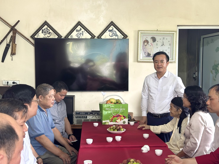 Lãnh đạo MTTQ Thành phố Hà Nội và xã Suối Hai thăm, tặng quà Mẹ Việt Nam anh hùng Đinh Thị Lê- Ảnh 3.