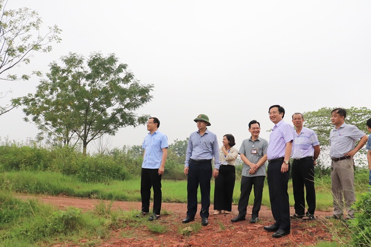 Các đồng chí lãnh đạo xã Phú Nghĩa kiểm tra thực tế tình hình sản xuất nông nghiệp, công tác vệ sinh môi trường trên địa bàn- Ảnh 1.