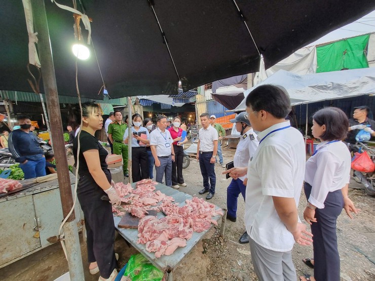 Tăng cường kiểm tra, xử lý các vi phạm trong kinh doanh thực phẩm 
tươi sống bên ngoài Chợ Phùng Khoang
- Ảnh 1.