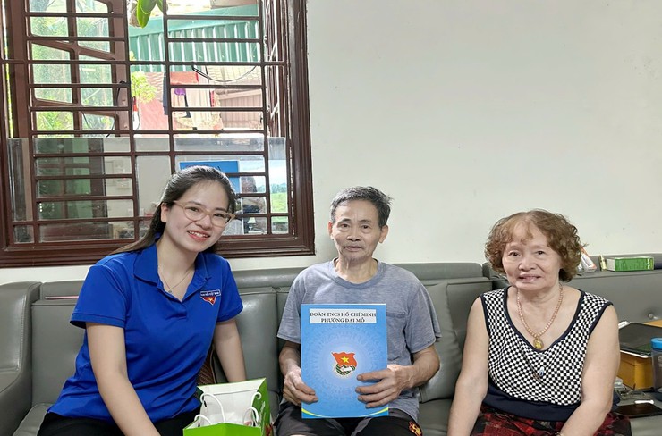 KỶ NIỆM 75 NĂM NGÀY TRUYỀN THỐNG LỰC LƯỢNG TNXP VIỆT NAM: ĐOÀN THANH NIÊN PHƯỜNG ĐẠI MỖ THĂM HỎI, TẶNG QUÀ CỰU THANH NIÊN XUNG PHONG TIÊU BIỂU TRÊN ĐỊA BÀN PHƯỜNG- Ảnh 6.