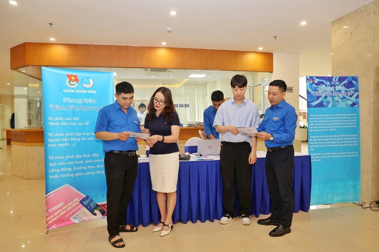 Hà Nội đẩy mạnh tuyên truyền Nghị quyết số 57-NQ/TW của Bộ Chính trị và Phong trào "Bình dân học vụ số"- Ảnh 1.